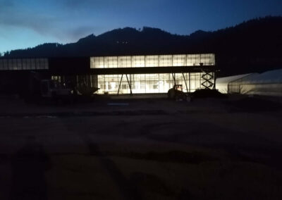 Budynek przemysłowy w nocy wyposażony w instalację elektryczną